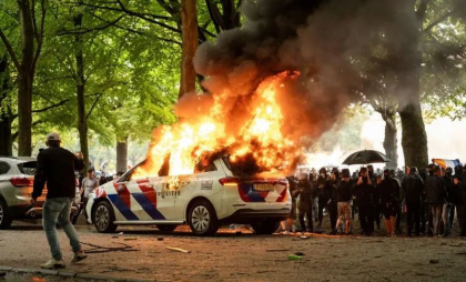 Violențe la un protest anti-imigrație la Haga. Mașină de poliție incendiată și ofițeri atacați cu pietre și sticle - VIDEO Violențe la un protest anti-imigrație la Haga. Mașină de poliție incendiată și ofițeri atacați cu pietre și sticle - VIDEO