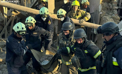 Bombardament rus la Zaporojie, soldat cu trei morți și doi răniți. Corpul unei femei a fost scos dintre dărâmături
