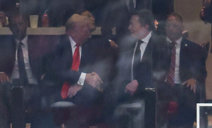 Donald Trump și Elon Musk și-au dat mâna la memorialul lui Charlie Kirk. Activistul conservator prevăzuse o reconciliere între cei doi - VIDEO