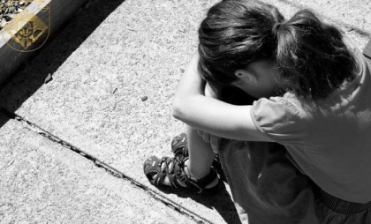 Un „prieten de familie” a abuzat sexual două surori, una dintre ele avea 9 ani. Bărbatul, condamnat la închisoare
