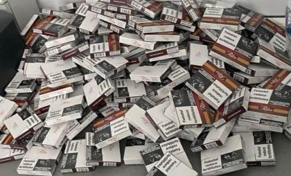 Țigări cu timbru fals, ascunse direct pe piele: Două femei, prinse la vama Otaci cu peste 400 de pachete tăinuite sub haine - FOTO