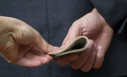Doi ofițeri de investigații, condamnați pentru trafic de influență. Aceștia vor achita amendă de peste 150 de mii de lei