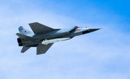 „Isterie exagerată”. Kremlinul respinge scurt acuzațiile privind încălcarea spațiului aerian al NATO de către avioanele rusești de luptă