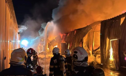 Pompierii au reușit să stingă incendiul de la depozitul Antrefrig din București după 36 de ore
Pompierii au reușit să stingă incendiul de la depozitul Antrefrig din București după 36 de ore