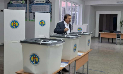 Nicolae Botgros - printre primii moldoveni din țară care au votat - FOTO Nicolae Botgros - printre primii moldoveni din țară care au votat - FOTO