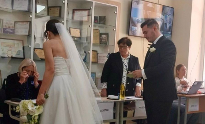  „Dragostea merge într-un pas cu responsabilitatea”. Momente emoționante la o secție de votare din Ialoveni: Doi miri au votat în ziua nunții - FOTO