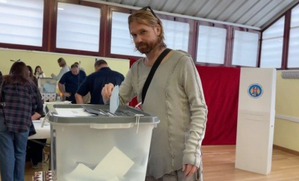 Și-a îndeplinit datoria de cetățean al Republicii Moldova! Chitaristul Bi-2, Maxim Andriușcenko, a votat la o secție din Madrid - FOTO/VIDEO Și-a îndeplinit datoria de cetățean al Republicii Moldova! Chitaristul Bi-2, Maxim Andriușcenko, a votat la o secție din Madrid - FOTO/VIDEO