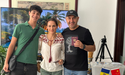 O familie de moldoveni stabiliți în China au parcurs aproape două mii de kilometri pentru a vota: „Fiecare vot contează și apropie diaspora de casă” - FOTO