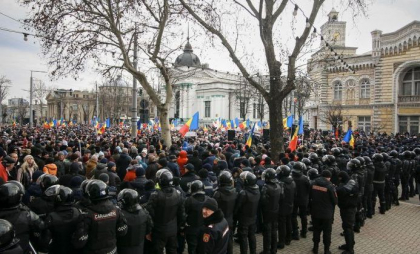 Poliția atenționează: Grupuri de persoane pregătesc dezordini și destabilizări după miezul nopții. Apel către cetățeni