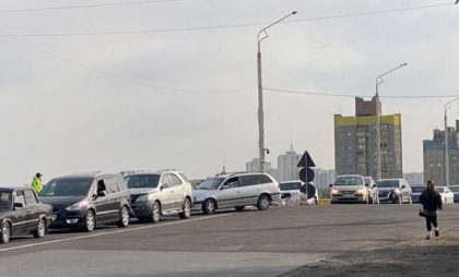 S-au format cozi pe podul dintre Râbnița și Rezina: Cetățenii din regiunea transnistreană vin să voteze la secțiile de pe malul drept al Nistrului - FOTO/VIDEO