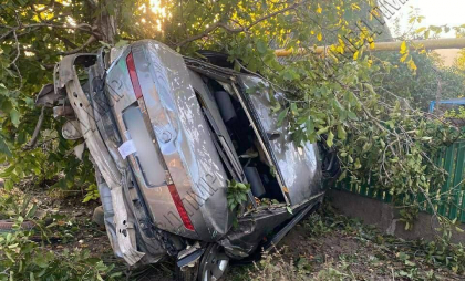 Grav accident în stângă Nistrului. Un șofer a murit, iar cinci pasageri au ajuns la spital, după ce mașina în care se aflau s-a lovit de un stâlp, apoi de un gard și de doi copaci - FOTO