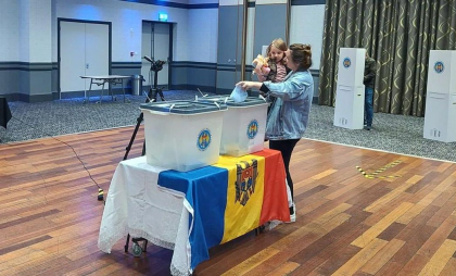 De la mic la mare. Cum au votat moldovenii din Marea Britanie - GALERIE FOTO De la mic la mare. Cum au votat moldovenii din Marea Britanie - GALERIE FOTO