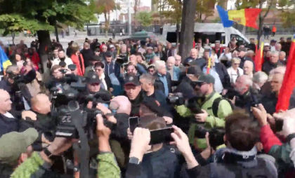 Momentul în care un bărbat este reținut de carabinieri și urcat într-o dubiță la protestul orgranizat de blocul Patriotic în fața Parlamentului - VIDEO
Momentul în care un bărbat este reținut de carabinieri și urcat într-o dubiță la protestul orgranizat de blocul Patriotic în fața Parlamentului - VIDEO