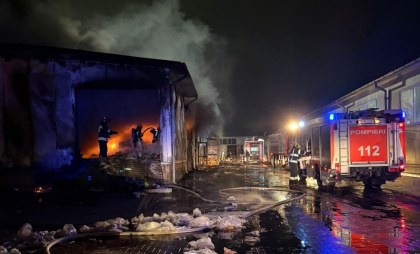 Incendiu devastator pe șoseaua Muncești: un depozit de materiale bituminoase, mistuit de flăcări. 18 autospeciale și 70 de pompieri mobilizați - FOTO