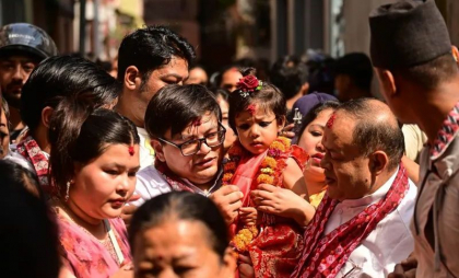 O fetiță de doi ani a fost aleasă ca noua zeiță vie a Nepalului, venerată de hinduși și budiști
