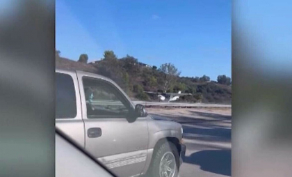Un avion a aterizat de urgență pe o autostradă din SUA, la o oră de vârf Un avion a aterizat de urgență pe o autostradă din SUA, la o oră de vârf