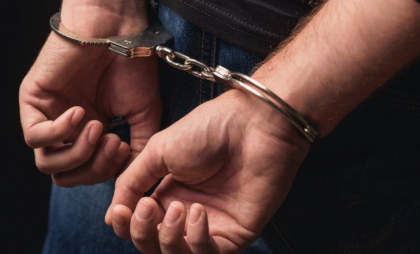 Un tânăr - condamnat la închisoare, după ce a cerut mită pentru a ajuta o persoană să obțină mai ușor permisul de conducere. Câți ani va sta după gratii