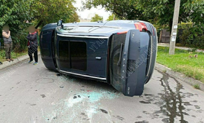 Accident la Tiraspol. Un automobil s-a răsturnat, după ce s-a lovit cu un microbuz. Imagini surprinse de martori - FOTO