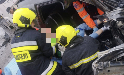 Accident grav în raionul Cantemir: Trei persoane au ajuns la spital, după ce un automobil s-a lovit frontal cu un camion. Două dintre victime au fost descarcerate – FOTO