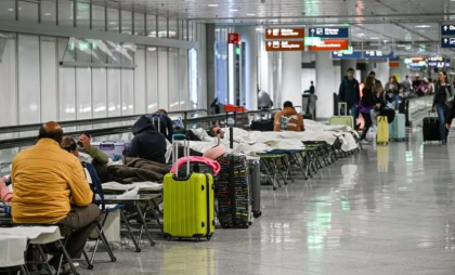 Haos pe aeroportul din Munchen, după apariția unor drone. Pasagerii și-au petrecut noaptea în paturi de campanie
