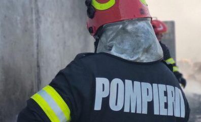 Acoperișul unei case din Criuleni a ars în totalitate. Patru autospeciale au luptat cu flăcările