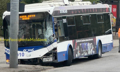 Un troleibuz - variat, după ce s-a lovit cu un camion, în capitală. Imagini surprinse de martori - FOTO