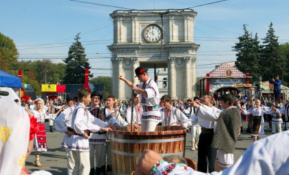 Moldova sărbătorește vinul: Tradiție, gust și identitate națională în centrul Chișinăului la cea de-a XXIV-a ediție a Zilei Naționale a Vinului