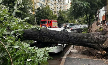 Bilanțul dezastrului din București. ISU a avut peste 300 de intervenții, 163 de mașini avariate și o persoană rănită
