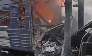Rușii au atacat o gară din Ucraina și au lovit un tren de pasageri. Aproximativ 30 de răniți, anunță Zelensk - VIDEO