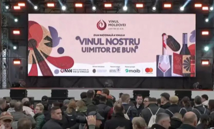 Ziua Națională a Vinului 2025 a început cu o oră întârziere din cauza ploii, dar cu aceeași pasiune pentru tradiție și vinuri de calitate - VIDEO