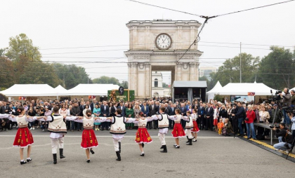Chișinăul continuă să sărbătorească vinul moldovenesc: a doua zi de festival aduce tradiții, muzică și bucurie în centrul capitalei