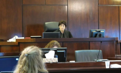 Casa unei judecătoare amenințate cu moartea după ce a decis împotriva administrației Trump a ars din temelii. Familia ei, nevoită să sară pe fereastră - VIDEO