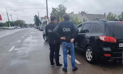 Un bărbat - reținut, după ce a fost prins în flagrant în timp ce prima mită pentru perfectarea unui permis de conducere. CNA vine cu detalii - FOTO