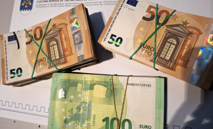 Tentative de contrabandă cu valută la Aeroportul Chișinău: un bărbat și o femeie, prinși cu peste 50.000 euro nedeclarați, în drum spre Istanbul și Nice - FOTO