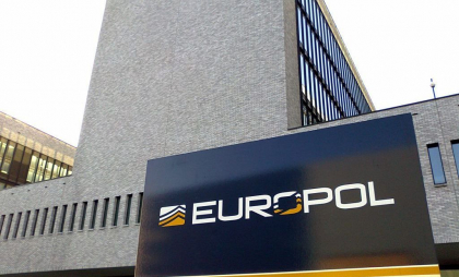 Rețea internațională de crimă organizată, destructurată în Europa: peste 100 de mașini hibride de lux furate. Cetățeni moldoveni, printre principalii suspecți