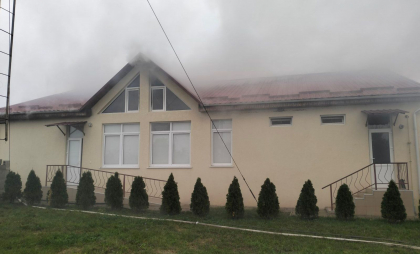 Incendiu la azilul de bătrâni din satul Căprești, Florești: 20 de pompieri cu șapte autospeciale au intervenit - FOTO 