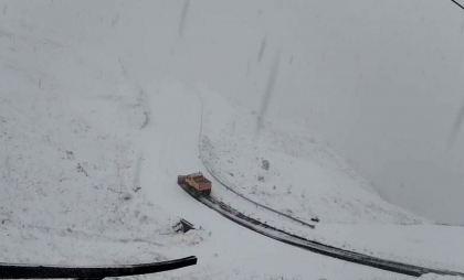 Circulația pe Transfăgărășan, închisă temporar din cauza condițiilor meteo. Stratul de zăpadă depășește 30 de centimetri