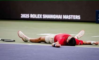 Djokovic a vomitat în timpul meciului de la Shanghai și apoi a stabilit un nou record