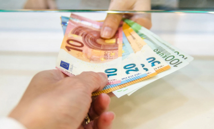 Curs valutar BNM pentru 8 octombrie. Cât costă un euro și un dolar - FOTO