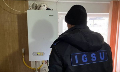 Doi copii au ajuns la spital, intoxicați cu gaz, după ce s-a produs o scurgere de la hota unui cazan, într-un apartament din capitală. Ce spun pompierii