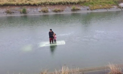 Imagini dramatice în Argeş: Un bătrân şi o fetiţă au fost salvați de pe plafonul unei maşini scufundate într-un canal