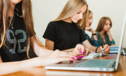 Premieră pentru sistemul educațional din țara noastră. Elevii din clasele a IX-a și a XII-a pot obține certificarea oficială a competențelor digitale