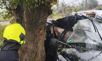 Grav accident la Căușeni: Un automobil s-a lovit violent într-un copac. Salvatorii au intervenit pentru descarcerarea a două persoane rămase blocate - FOTO