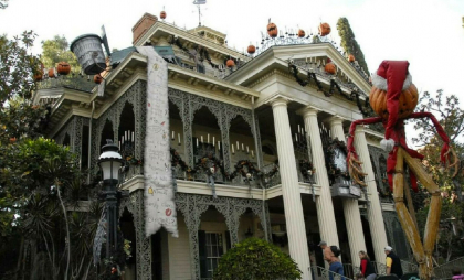 O femeie care a vizitat Disneyland a murit după ce a intrat în „conacul bântuit”. Cauza decesului nu a fost dezvăluită
