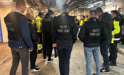 Ar fi furat bani din pagajele pasagerilor. Un bărbat, reținut pe Aeroportul Internațional „Eugen Doga”. Ce prejudiciu a cauzat victimelor 