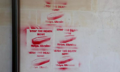 Patru moldoveni vor fi judecați la Paris pentru graffiti cu sicrie legate de războiul din Ucraina: Organizatorul ar fi simpatizant al fostului partid „ȘOR”