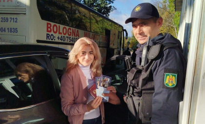 Primii călători care au ieșit din Republica Moldova la frontiera Costești și au fost verificați digital prin sistemul EES - GALERIE FOTO