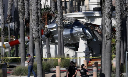 Momentul când un elicopter scăpat de sub control intră în palmieri pe o plajă populară din California. Sunt mai mulți răniți - VIDEO