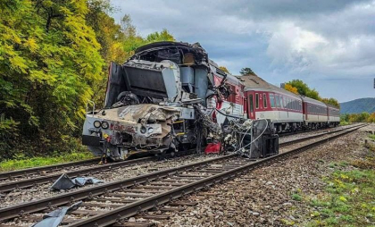 Cel puțin 66 de persoane au fost rănite după ce două trenuri s-au ciocnit frontal, anunță autoritățile din Slovacia - FOTO