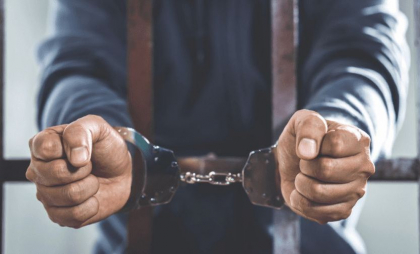 Un bărbat - condamnat la închisoare pentru că a încălcat interdicția de a se apropia de soția și fiul său. Procuratura: A fost recunoscut drept agresor familial
